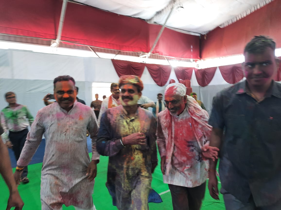 मुख्यमंत्री निवास पर आयोजित होली मिलन समारोह कार्यक्रम में सम्मिलित हुए । प्रदेश के यशस्वी मुख्यमंत्री माननीय श्री <a href="/ChouhanShivraj/">Shivraj Singh Chouhan</a> जी  को तिलक लगाकर होली की शुभकामनाएं दी।

 इस अवसर पर भारतीय जनता पार्टी के वरिष्ठ नेता,कार्यकर्ता बंधु एवं गणमान्य लोगों की गरिमामयी उपस्थिति रही।