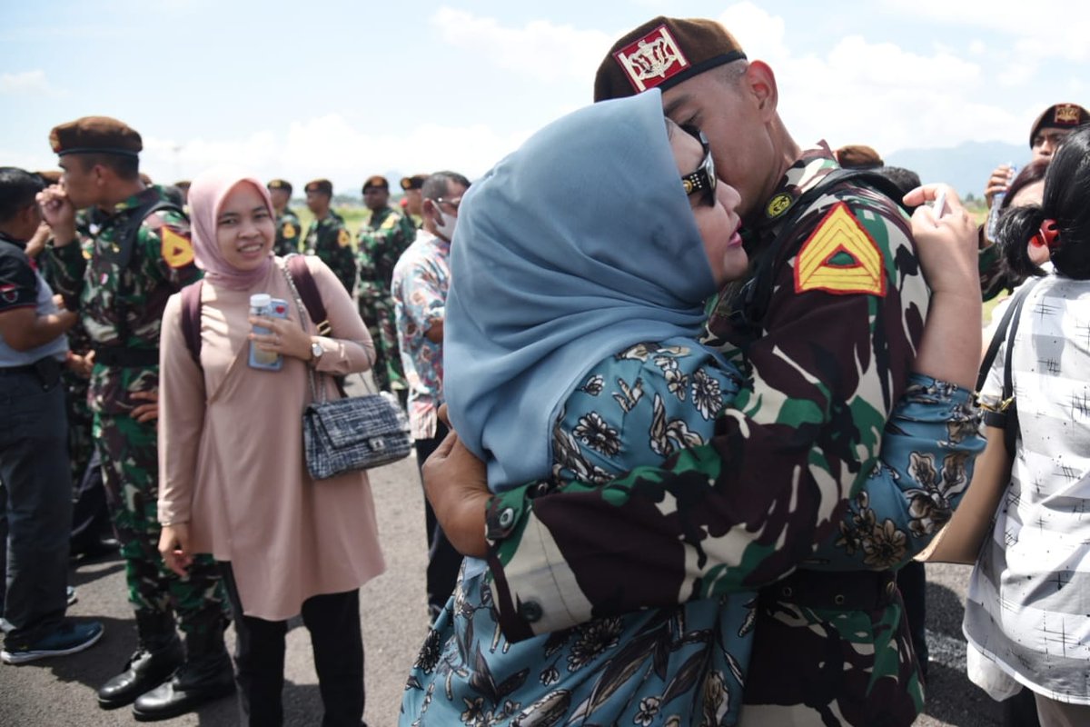 NawalLubis's tweet photo. Hari ini adalah momen yang sangat bersejarah sekaligus membahagiakan bagi saya dan keluarga yakni saat menghadiri rangkaian kegiatan upacara penutupan Pendidikan Para Dasar Taruna Akmil Angkatan IV di Lapangan Pusdiklatpassus, Batujajar Bandung yang dipimpin oleh Danjen Kopassus https://t.co/wO9xSKAdMb