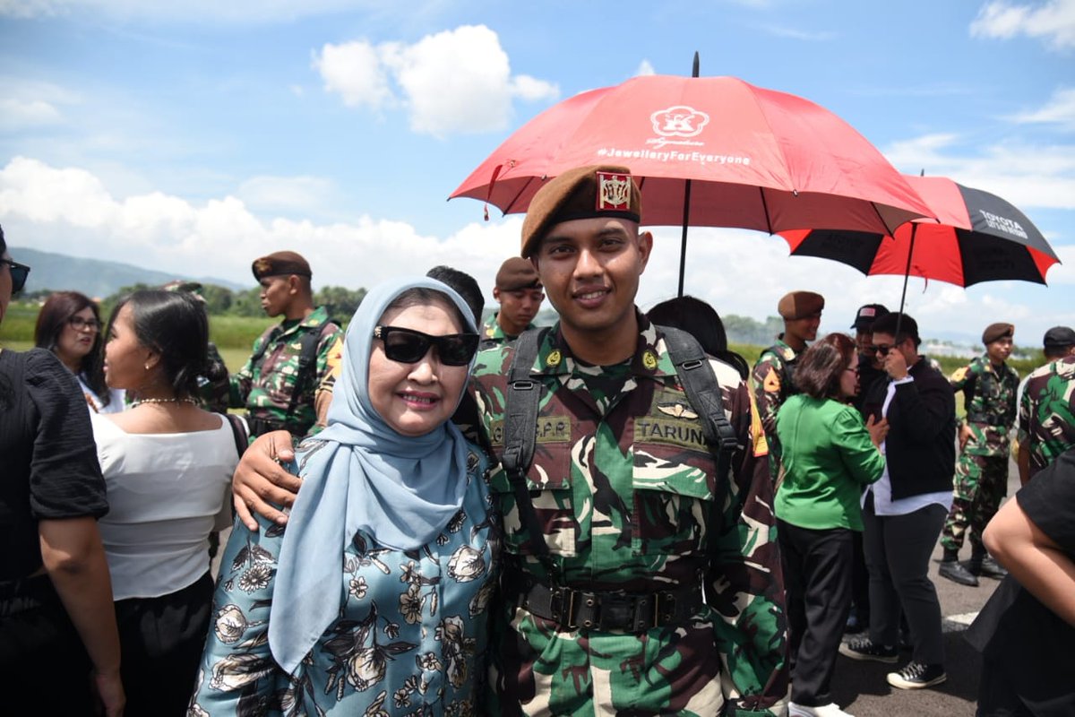 NawalLubis's tweet photo. Hari ini adalah momen yang sangat bersejarah sekaligus membahagiakan bagi saya dan keluarga yakni saat menghadiri rangkaian kegiatan upacara penutupan Pendidikan Para Dasar Taruna Akmil Angkatan IV di Lapangan Pusdiklatpassus, Batujajar Bandung yang dipimpin oleh Danjen Kopassus https://t.co/wO9xSKAdMb