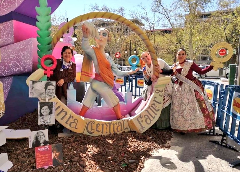 Fa 4 anys d'esta foto 💜 Una reivindicació perquè les dones exercim una gestió REAL en la festa que va fer la #falla de la Bicicleta i que gustosament vam visitar per agrair-los-ho entre acte i acte. 
<a href="/GuiaMerche/">Merche De La Guia</a> @mamabolinches