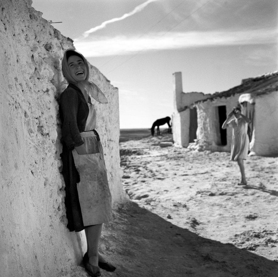 ValorManchego's tweet photo. Blanco sosiego,
sobre ocre labriego.
De familia matriarca,
gañana monarca.
Reniegues nunca de tus ancestras,
pues con su manchego aliento ayer,
hoy son maestras.
💜
Mondaora, vendimiaora,
y de seguidillas danzaora.
Qué seríamos sin ti, campera.
La Mancha agradecertelo debiera. https://t.co/3OHSQLvq6O
