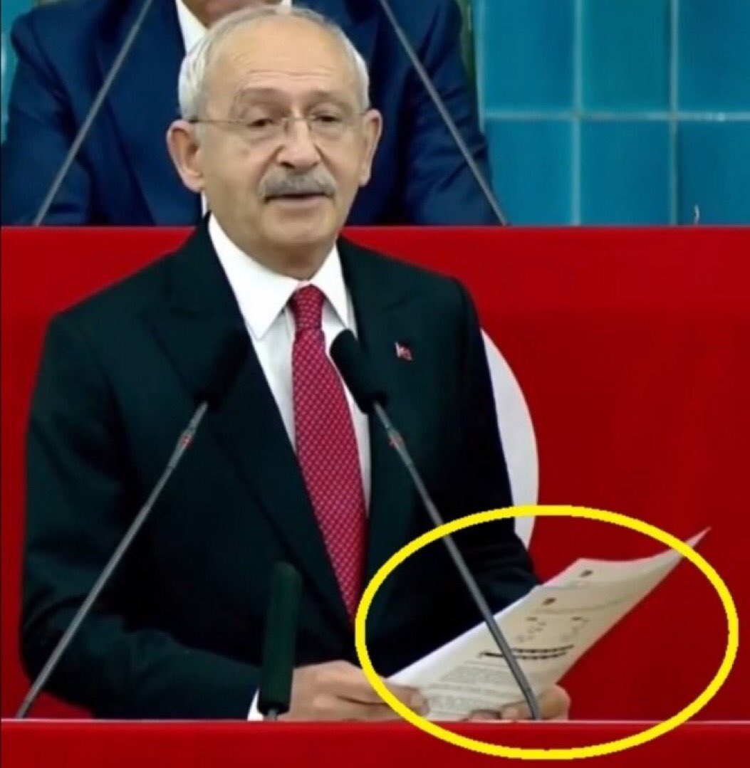 melikeilgun's tweet photo. Belki başkasına detay ama benim için çok mühim.
Konuşmasını kullanılmış ka��ıdın arkasına yazmış.
@kilicdarogluk 
Görünce gözüm doldu. https://t.co/xbJbnkabfd