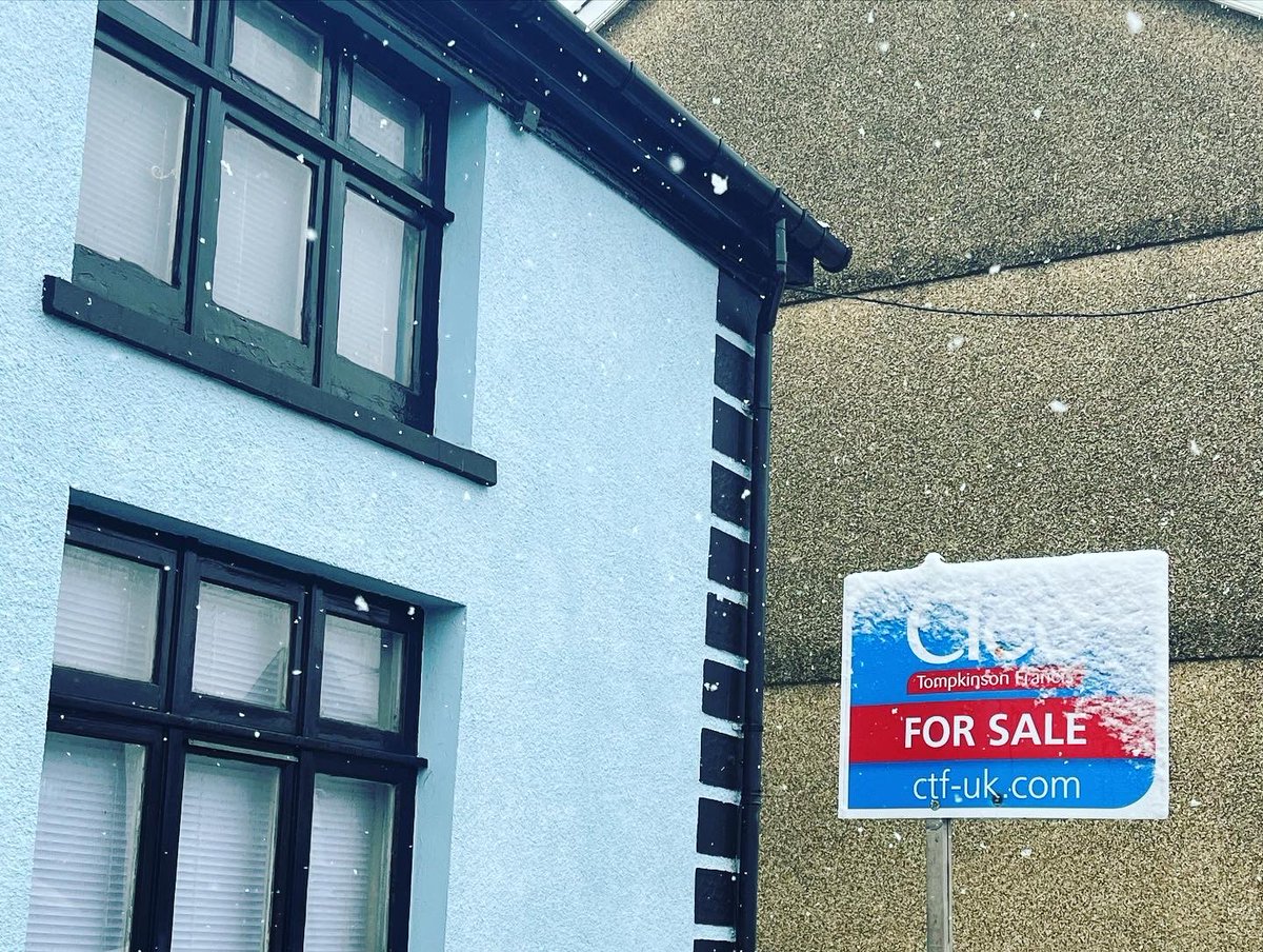 Clee_Ammanford's tweet photo. SNOW DAY ❄️
Snow day in the Amman Valley #Boards #ForSale #SoldByClee #Snow #SnowDay https://t.co/gHsXvTNI9W
