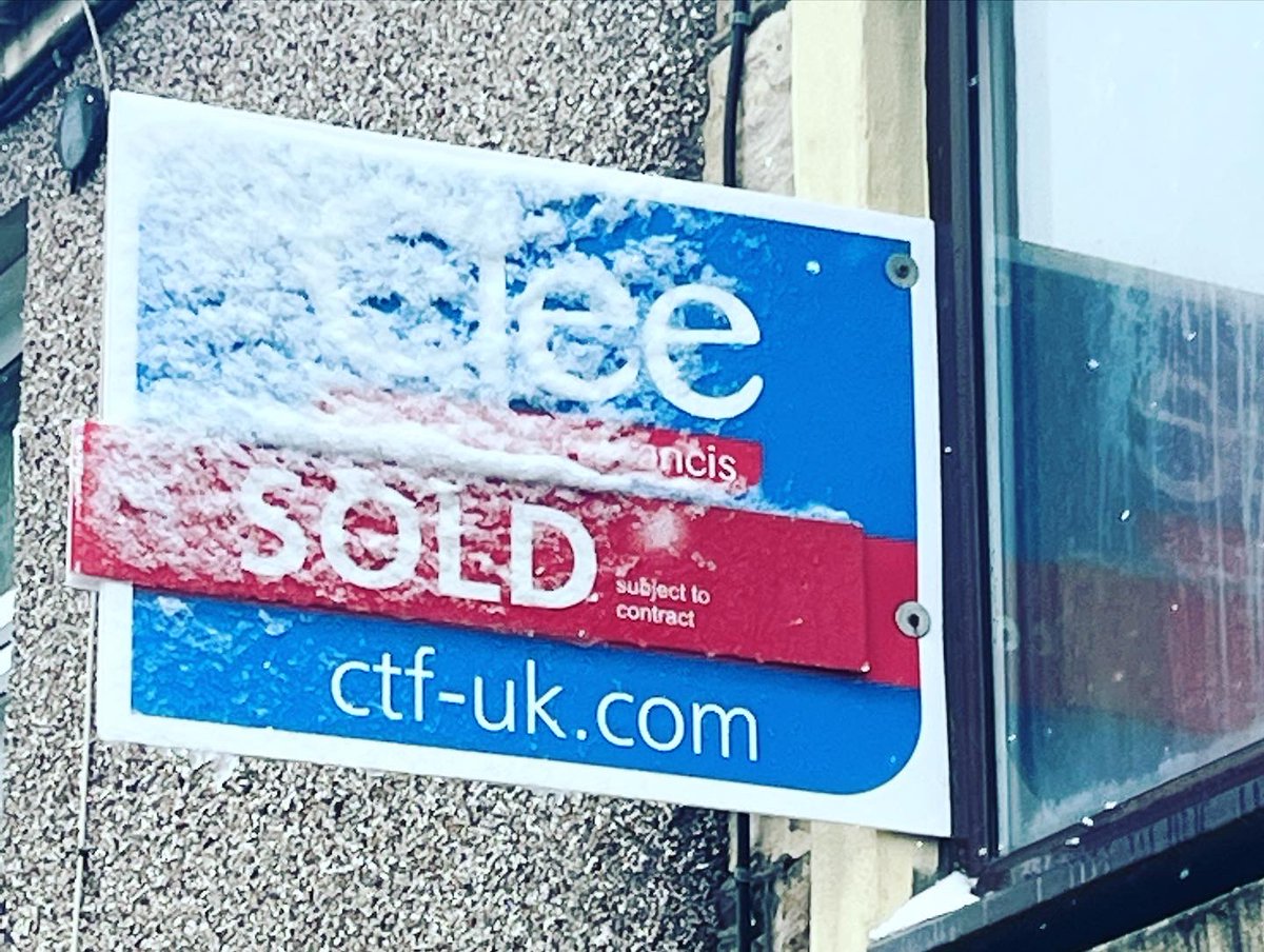Clee_Ammanford's tweet photo. SNOW DAY ❄️
Snow day in the Amman Valley #Boards #ForSale #SoldByClee #Snow #SnowDay https://t.co/gHsXvTNI9W