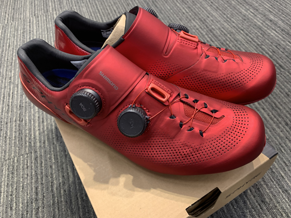 SCS_BECKON's tweet photo. SHIMANO RC9
SH-RC903 レッドが入荷。
新型シマノのフラッグシップレーシングシューズの赤色が初入荷😊
深く落ち着いた色味の赤です。
#ベックオン #beckon #ビンディングシューズ #spd_sl #SHIMANO #シマノ https://t.co/tzwzYnk4vv