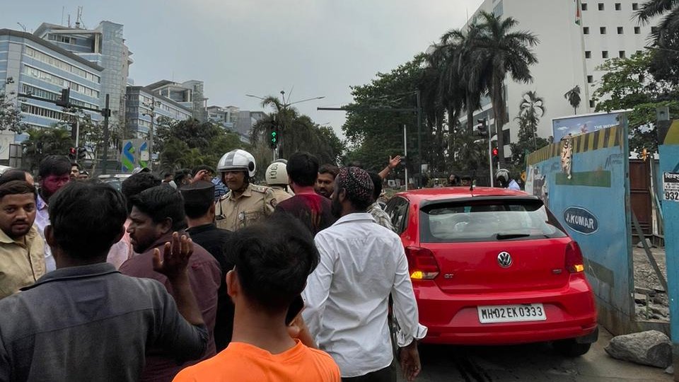SmitMehta8's tweet photo. @ie_mumbai my friends &amp; i witnessed this entire accident, the driver was completely intoxicated under the influence of alcohol driver was accompanied by his wife &amp; 2 other friends how could they allow him to drive, such irresponsible citizens #JusticeForSwati
@MumbaiPolice @CPMumbaiPolice https://t.co/3zR5cvPoBK