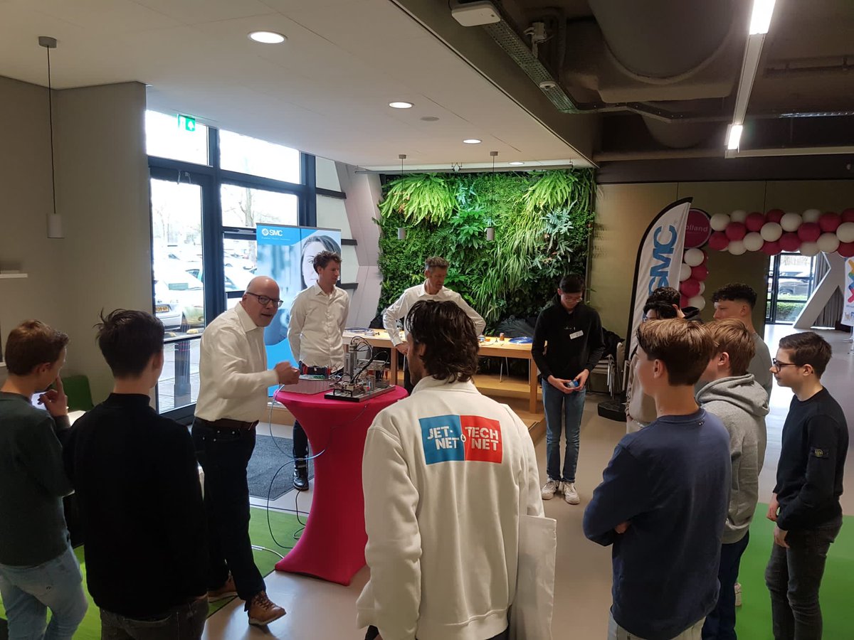 We zijn van start! Career Days 2023 Vandaag en morgen komen er ruim 300 leerlingen naar Alkmaar om workshops van technische bedrijven en instellingen te volgen. Zelf bouwen, proeven, programmeren, raden en rekenen Kortom: bèta en techniek ervaren betapartners.nl/career-day-noo… <a href="/Jet_Net/">Jet-Net</a>