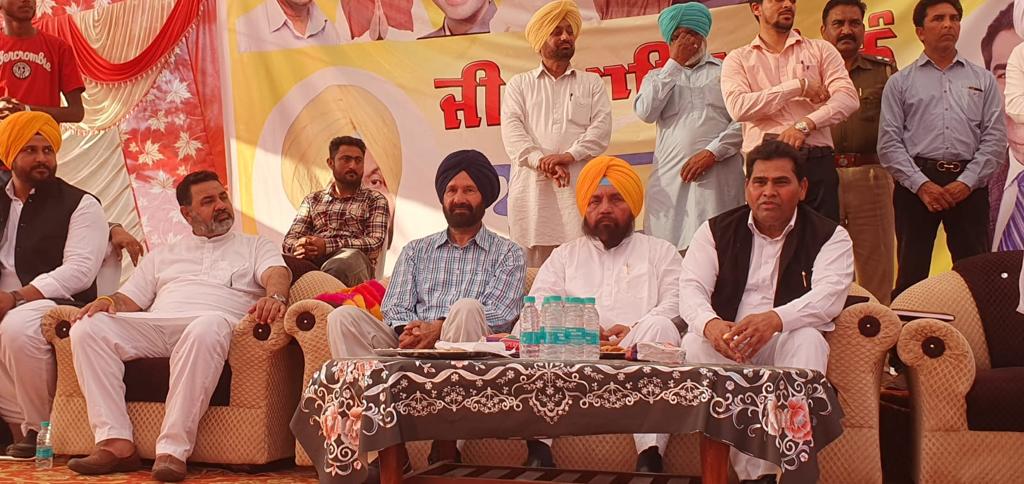 HarchandSBarsat's tweet photo. ਹਲਕਾ ਫਿਲੌਰ ਦੇ ਪਿੰਡ ਕਿਤੋਵਾਲ ਵਿਖੇ ਆਮ ਆਦਮੀ ਪਾਟਰੀ ਦੇ ਸੂਬਾ ਜਰਨਲ ਸਕੱਤਰ ਸ.ਹਰਚੰਦ ਸਿੰਘ ਬਰਸਟ ਦੀ ਅਗਵਾਈ ਹੇਠ ਫਿਲੌਰ ਦੀਆਂ ਕੁੱਲ 18 ਪੰਚਾਇਤਾ ਦੇ ਸਰਪੰਚ,ਪੰਚ ਅਤੇ ਲੰਬੜਦਾਰਾਂ ਅਤੇ ਅਨੇਕਾਂ ਲੋਕਾਂ ਨੇ ਆਮ ਆਦਮੀ ਪਾਰਟੀ ਦਾ ਪੱਲਾ ਫੜਿਆ ।
ਪਾਰਟੀ ਵਿੱਚ ਸਭ ਦਾ ਸੁਆਗਤ ਹੈ 
-
-
@BhagwantMann
@SandeepPathak04 @JarnailSinghAAP https://t.co/QgEuOIbkYe