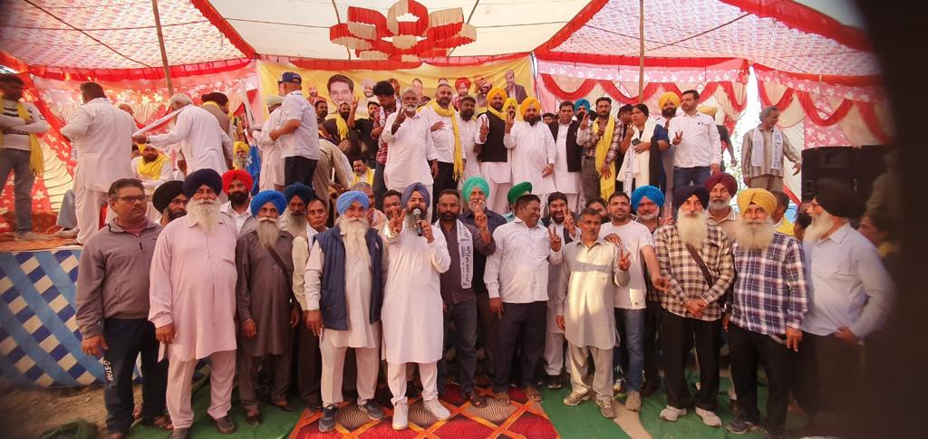 HarchandSBarsat's tweet photo. ਹਲਕਾ ਫਿਲੌਰ ਦੇ ਪਿੰਡ ਕਿਤੋਵਾਲ ਵਿਖੇ ਆਮ ਆਦਮੀ ਪਾਟਰੀ ਦੇ ਸੂਬਾ ਜਰਨਲ ਸਕੱਤਰ ਸ.ਹਰਚੰਦ ਸਿੰਘ ਬਰਸਟ ਦੀ ਅਗਵਾਈ ਹੇਠ ਫਿਲੌਰ ਦੀਆਂ ਕੁੱਲ 18 ਪੰਚਾਇਤਾ ਦੇ ਸਰਪੰਚ,ਪੰਚ ਅਤੇ ਲੰਬੜਦਾਰਾਂ ਅਤੇ ਅਨੇਕਾਂ ਲੋਕਾਂ ਨੇ ਆਮ ਆਦਮੀ ਪਾਰਟੀ ਦਾ ਪੱਲਾ ਫੜਿਆ ।
ਪਾਰਟੀ ਵਿੱਚ ਸਭ ਦਾ ਸੁਆਗਤ ਹੈ 
-
-
@BhagwantMann
@SandeepPathak04 @JarnailSinghAAP https://t.co/QgEuOIbkYe