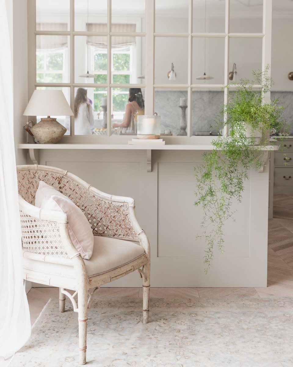 Decorex_Intl's tweet photo. Lila Rugs are the perfect finish to a Scandinavian design, aiding the merger of simplicity and minimalism within a room. Some call beige boring however in these designs it adds a luxurious touch.
#interiordesign #scandidecor #rugs https://t.co/yxb5co01Wv