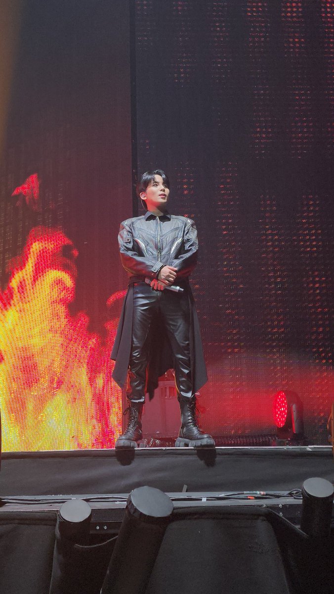 YEOVOCAINE's tweet photo. yeah it really isn’t about showing skin bc this is one of his cooler looks the hair is so good too YUM https://t.co/JODDQvxb9U