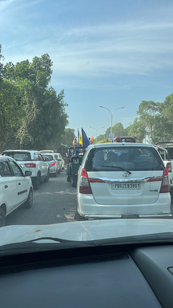 Arvind_Safran's tweet photo. @TrafficPunjab -Stucked in traffic near Anandpur Sahib gurudwara NH since 3 hrs, No proper arrangement for traffic passing even police constables are sitting on chair. Worst thing i have seen . please look into this https://t.co/iz1sFV4fE6