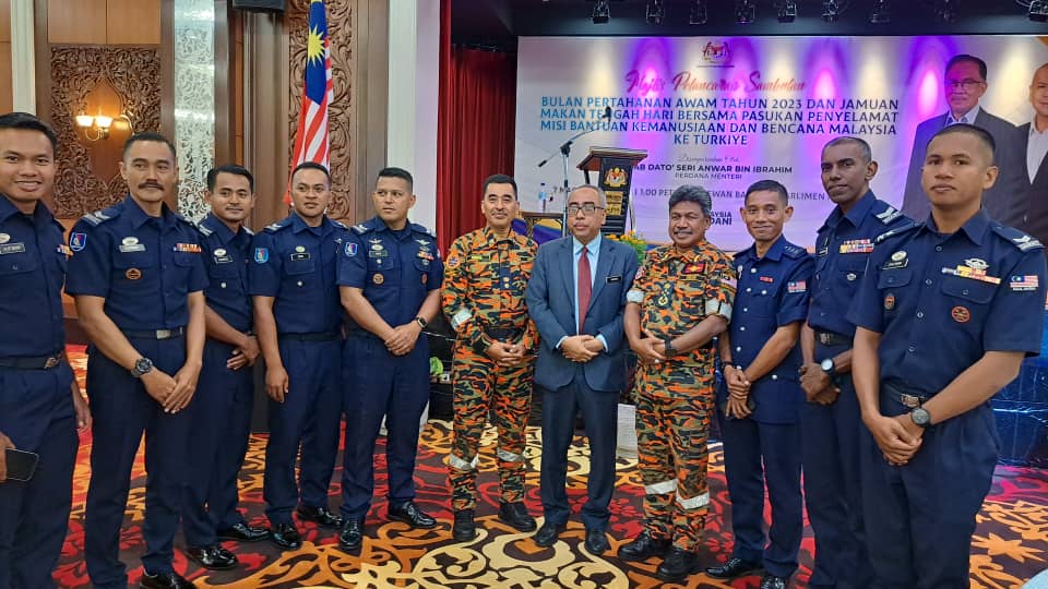 Makan tengah hari bersama Pasukan Mencari dan Menyelamat Malaysia ke Turkiye bersama YAB Perdana Menteri  di Parlimen. Turut serta Timbalan Ketua Setiausaha KPKT dan pegawai jabatan. Tahniah kepada semua.