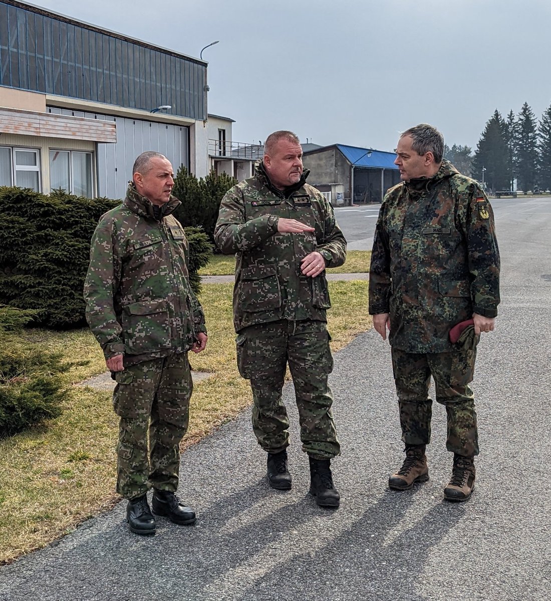 Besuch beim Kontingentführer der Deutschen Kräfte #eVA in #SVK. Eine gemeinsame Anstrengung zwischen <a href="/Team_Luftwaffe/">Team Luftwaffe</a> und <a href="/Deutsches_Heer/">Heer</a> zur Sicherung der #NATO Grenzen. Ein großer Dank an die #SVK Kameraden für die gute Zusammenarbeit.
#StrongerTogether
#Jointness