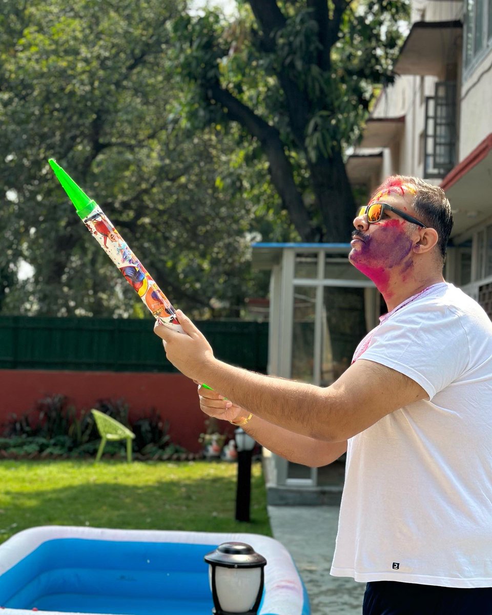 ManinderIPS's tweet photo. प्यार के रंगों से भरो पिचकारी, स्नेह के रंगों से रंग दो दुनिया सारी।#happyholi #holifestival #holikaholika #dhuleti #delhi #buranamanoholihai #holispecial #holicelebration #lutyensholi #festivalofcolor #delhidiaries #mydelhidiaries #maninderpawarips https://t.co/z7VOg707GP