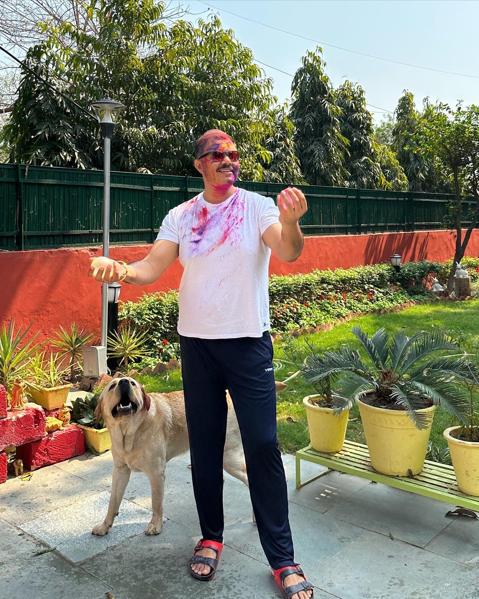 ManinderIPS's tweet photo. प्यार के रंगों से भरो पिचकारी, स्नेह के रंगों से रंग दो दुनिया सारी।#happyholi #holifestival #holikaholika #dhuleti #delhi #buranamanoholihai #holispecial #holicelebration #lutyensholi #festivalofcolor #delhidiaries #mydelhidiaries #maninderpawarips https://t.co/z7VOg707GP