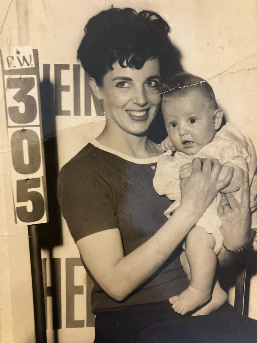 SarahMeadows1's tweet photo. This #InternationalWomensDay I want to honour my birth grandma Jeanne who gave me my theatre blood &amp; was an absolute babe 🎶 https://t.co/Gg1SPOqTjl