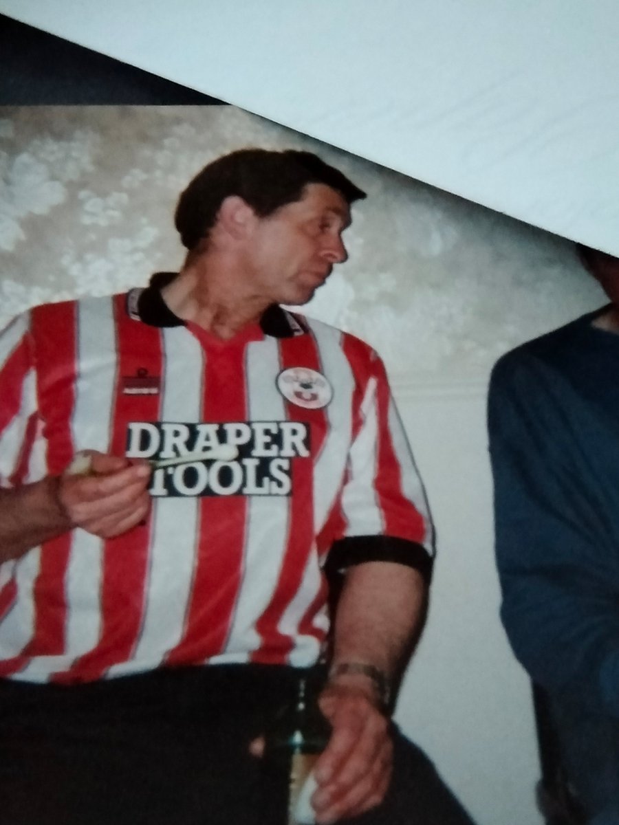 Missing you Dad so much 2day 

❤️ this picture of you wearing you're @SouthamptonFC Shirt, Football you're main passion 

To have both anniversary's just 6 days apart is just so heartbreaking, memories but I know Mum and you wanted to be together 💜🤍💙 

Love you Dad you're D