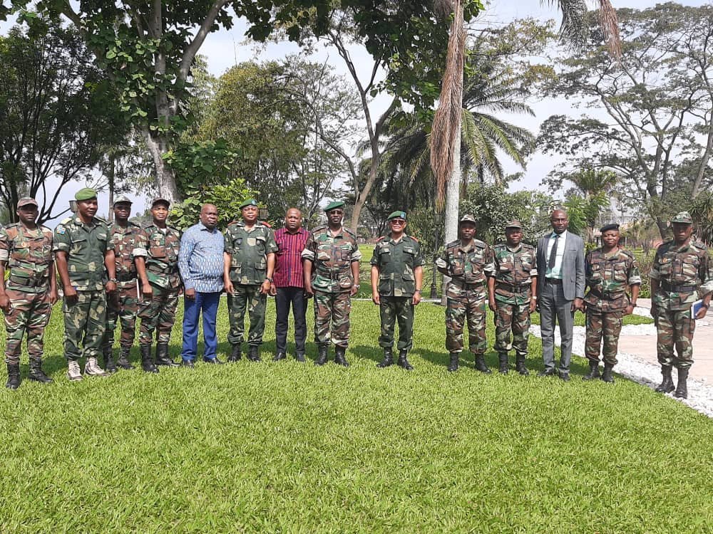 PrinceBagheni's tweet photo. Le gouverneur militaire  du Nord-Kivu, avec l'équipe du mécanisme ad hoc de #CEIRGL ont échangé largement sur la violence du énième cessez-le-feu par les #M23.

✓pourquoi le gouverneur militaire du Nord-Kivu n'est pas au front ?

Je ne sais pas si 7 question a trouvé une réponse Lors de 7 réunion
