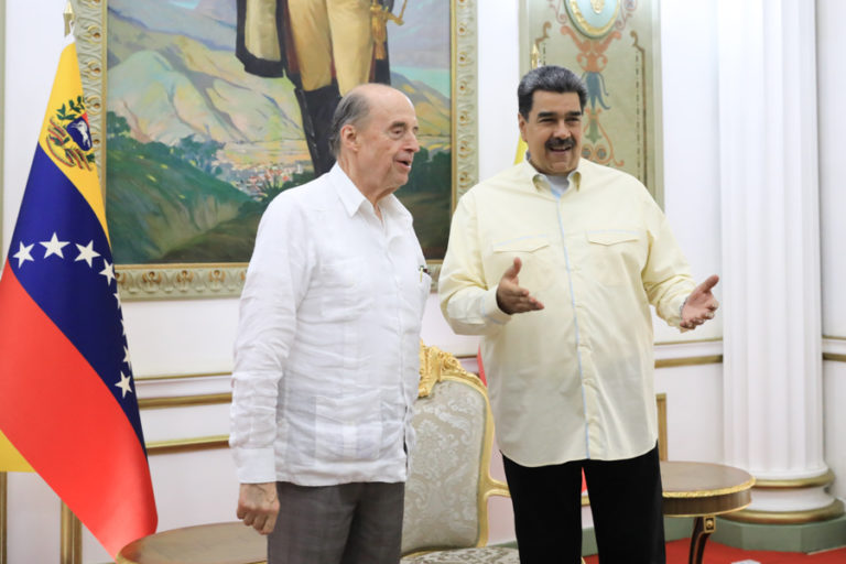 XtraLoco's tweet photo. #GDCInforma|| El Pdte. @NicolasMaduro, firma acuerdos con Colombia en áreas medulares como: comercio, migración y seguridad fronteriza apostando a la cooperación e integración de ambas naciones.
#ChávezFeminista
#poupettekenza https://t.co/nd0vL5epeQ