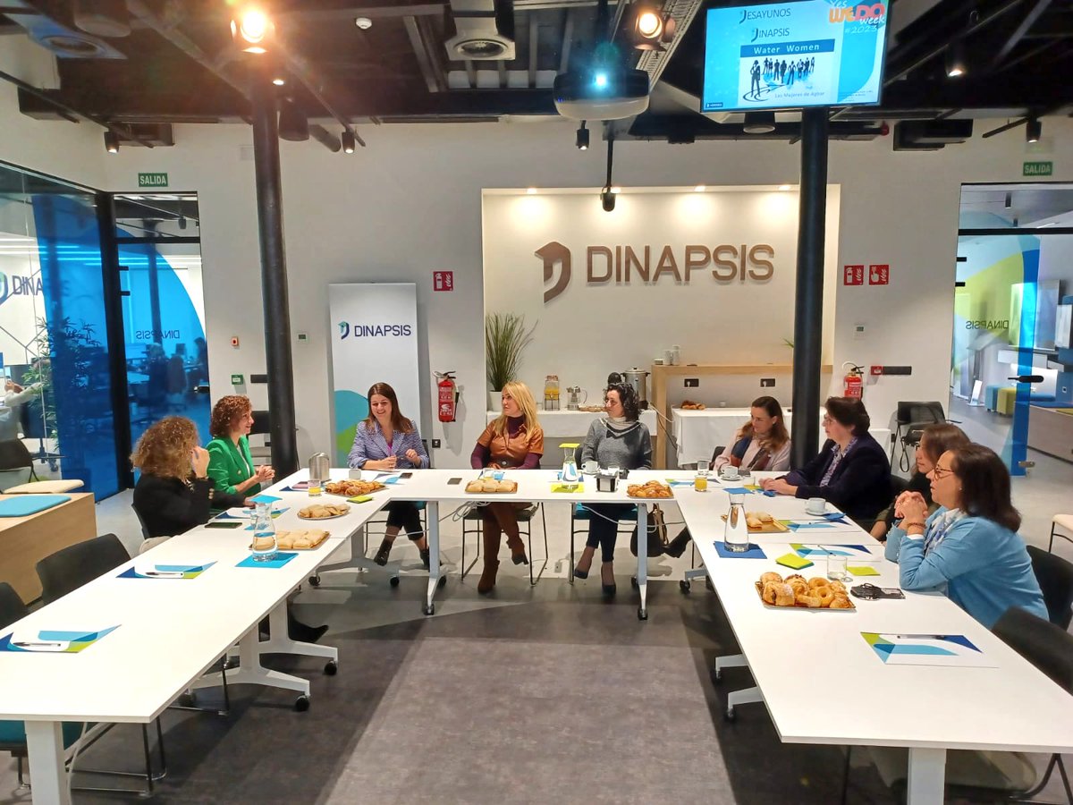 veolia_rmurcia's tweet photo. #DesayunosDinapsis.
Mujeres de @Agbar debaten sobre el papel de la empresa en #igualdad de oportunidades y sobre sus experiencias a la hora de asumir responsabilidades laborales.
#YesWeDoWeek @dinapsis https://t.co/jILscDKPB1