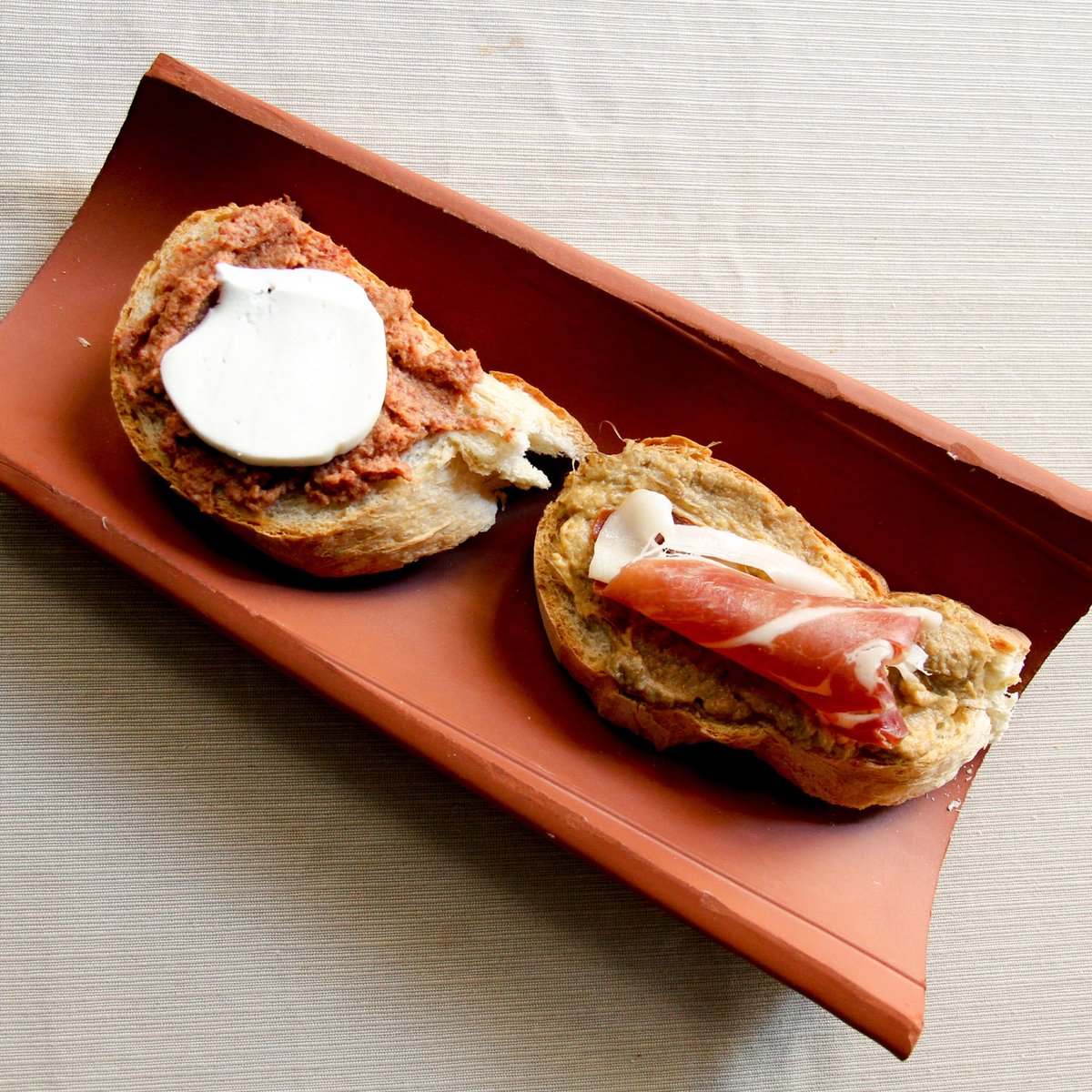 🐂🐐 Tostada con PATÉ DE CECINA y queso tierno de cabra
💚🐖 Y tostada con MOUSSE DE ALCACHOFAS y jamón de Teruel
...
 #Croquellanas #mousse #paté #cecina #alcachofa #quesotiernodecabra #quesotierno #jamón #jamóndeteruel