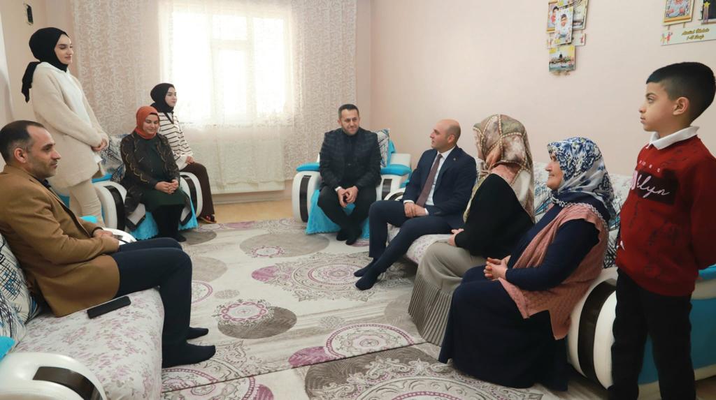 DBKaymakamligi's tweet photo. Kaymakamımız Ekinci, 8 Mart Dünya Kadınlar Günü dolayısıyla vatan için can veren kahraman şehitlerimizin annelerini, çocuklarına hem annelik hem babalık yaparak büyük sorumluluk üstlenen anneleri ve engelli çocuklarını yetiştirmede fedakarlıklar gösteren anneleri ziyaret etti. https://t.co/YlYArFde4R