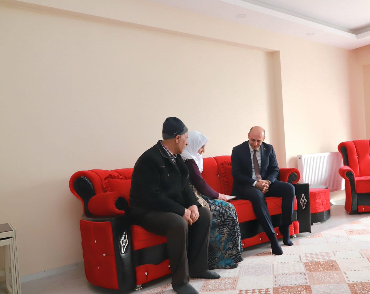 DBKaymakamligi's tweet photo. Kaymakamımız Ekinci, 8 Mart Dünya Kadınlar Günü dolayısıyla vatan için can veren kahraman şehitlerimizin annelerini, çocuklarına hem annelik hem babalık yaparak büyük sorumluluk üstlenen anneleri ve engelli çocuklarını yetiştirmede fedakarlıklar gösteren anneleri ziyaret etti. https://t.co/YlYArFde4R