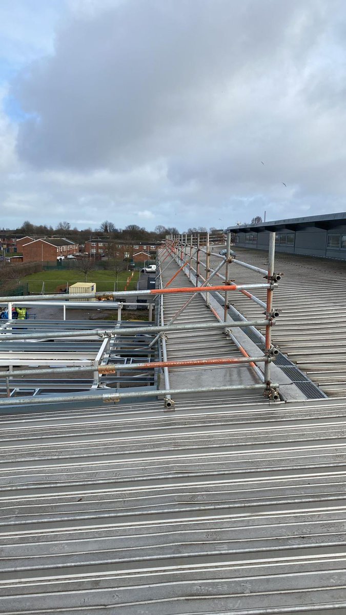 Design Edge Protection Scaffolding recently completed for a local Hull School 🏫

Please get in touch with our Elevation Yorkshire team to discuss your scaffolding requirements! ✅
📲 01482 440052
🌐 elevation.org.uk

#elevationyorkshire #scaffolding #hull #hullbusiness