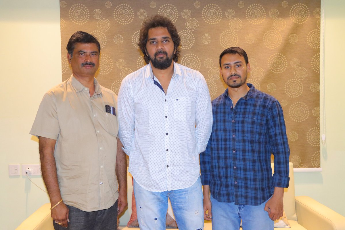 SreedharSri4u's tweet photo. Best wishes to #MRKalyan team. The film is going to release on March 10th : Director @chandoomondeti 

#MrKalyanOnMarch10

Starring #MaanyamKrishna, #Archana
Directed by #Pandu
Produced by #NVSubbaReddy 
Music: #Sukku 
DOP: #NanajiP, #MVGopi
Editor: #VinodAdvay
@SreedharSri4u https://t.co/6n82A9ifqG
