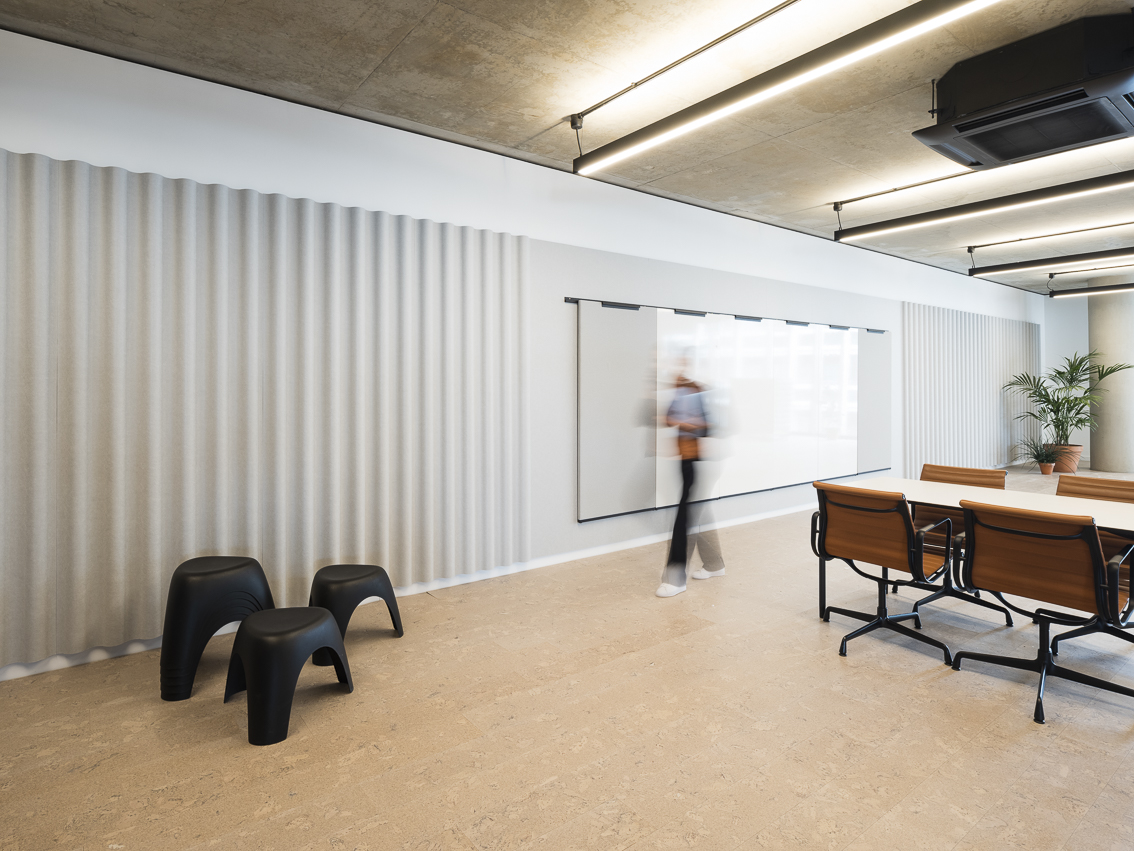 Swell is an acoustic wall cladding solution with a unique height of 2.7m Swell introduces softness into the workplace to contrast the angular elements within the space. 

<a href="/vitra/">Vitra</a> UK Showroom
Designer Jones&amp;partner
Winner of <a href="/DesignGuildMark/">Design Guild Mark</a> for Outstanding Design 2D 2022