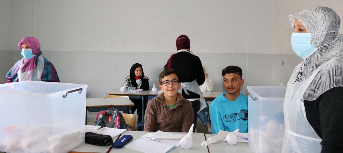 #CSW67 La crise économique libanaise a fortement impacté l'enseignement. Dans 15 #écoles publiques, des mères d'élèves pu ont suivre une #formation et préparent désormais les repas scolaires. 

Découvrez les portraits de 4 de ces #femmes➡️bit.ly/3L6NixA
#PowerOn #IWD2023