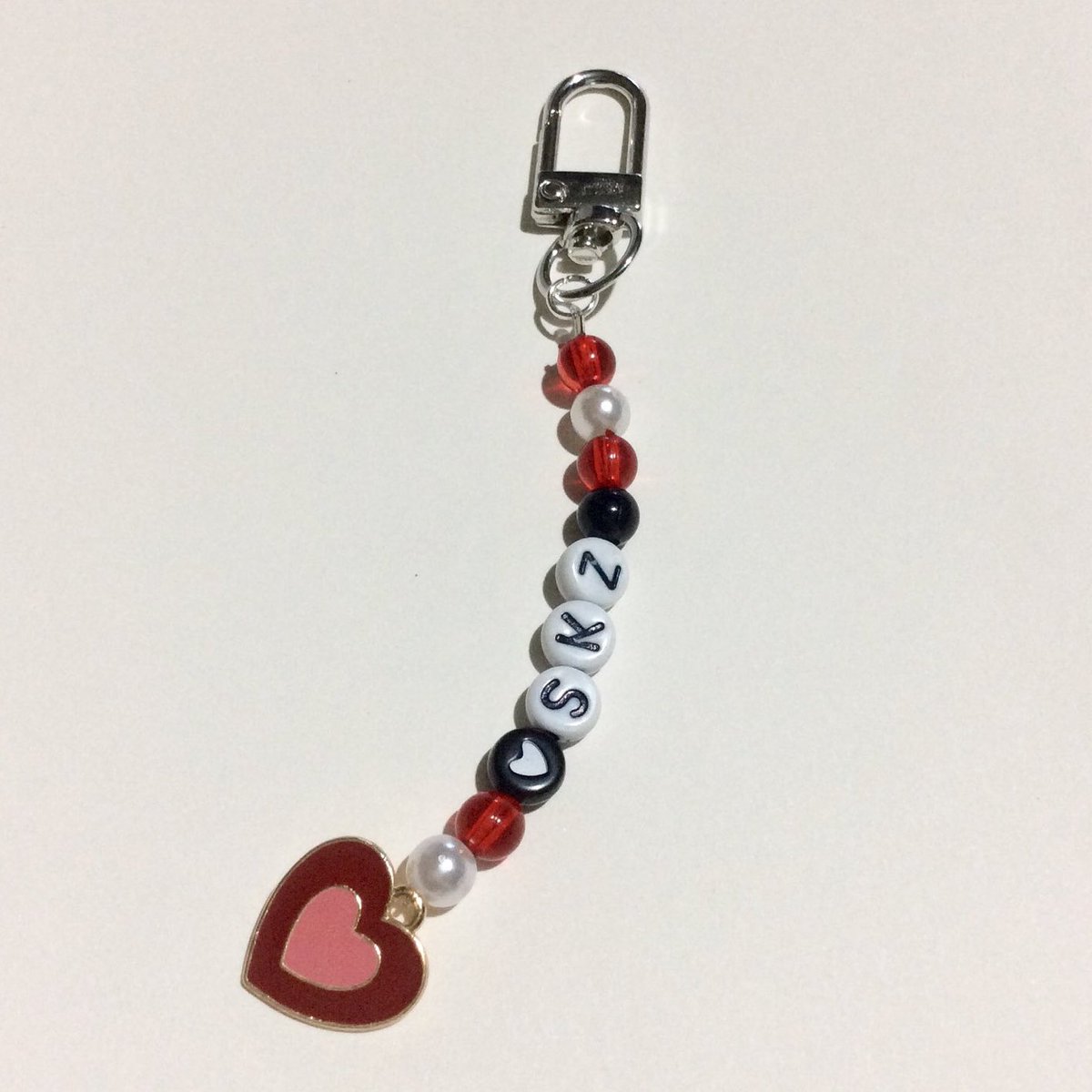 freebies for day 1 are ready~!! 🫶 each ang pao contains: 1 skz bead keyring, 1 skz instax film, and some stickers :')

🧚‍♀️ like + rt to spread~
🍄 time &amp; loc tba
🌿 limited quantity, 1:1 claim

#SKZinMNL2023 #SKZinManila2023 #MANIAC_IN_MANILA