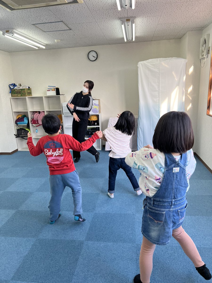 astro_tomobe's tweet photo. ☆今日のできた！
ベガスダンサーズのアイン先生によるダンスレッスンです。野球の試合で披露する「銀河鉄道999」のステップは子どもたちの課題になっている様で、自主的に先生にビデオ撮影を依頼して、動画で自分達をチェック！自己採点は98点から0点までいたけどしっかり自己覚知ができた！
#放デイ https://t.co/EYIcJlPdsB