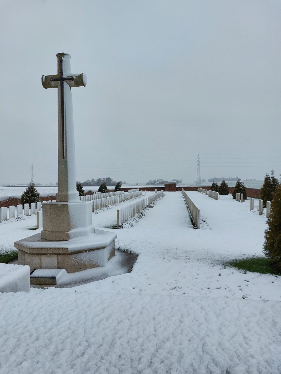 NeleBille's tweet photo. 𝗖𝗪𝗚𝗖 𝗖𝗲𝗺𝗲𝘁𝗲𝗿𝗶𝗲𝘀 𝗶𝗻 𝗗𝗶𝘀𝗴𝘂𝗶𝘀𝗲 ❄

Can you recognise these 2 cemeteries in the Ypres Salient, now covered in a layer of snow? Tip: they are maintained by our talented #CWGC Tyne Cot Mobile Team 💪🏼

📸 Gerry White, Senior Head Gardener Tyne Cot https://t.co/jj5dEa9sRa