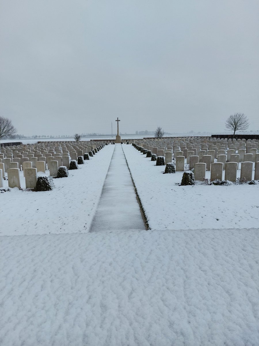NeleBille's tweet photo. 𝗖𝗪𝗚𝗖 𝗖𝗲𝗺𝗲𝘁𝗲𝗿𝗶𝗲𝘀 𝗶𝗻 𝗗𝗶𝘀𝗴𝘂𝗶𝘀𝗲 ❄

Can you recognise these 2 cemeteries in the Ypres Salient, now covered in a layer of snow? Tip: they are maintained by our talented #CWGC Tyne Cot Mobile Team 💪🏼

📸 Gerry White, Senior Head Gardener Tyne Cot https://t.co/jj5dEa9sRa