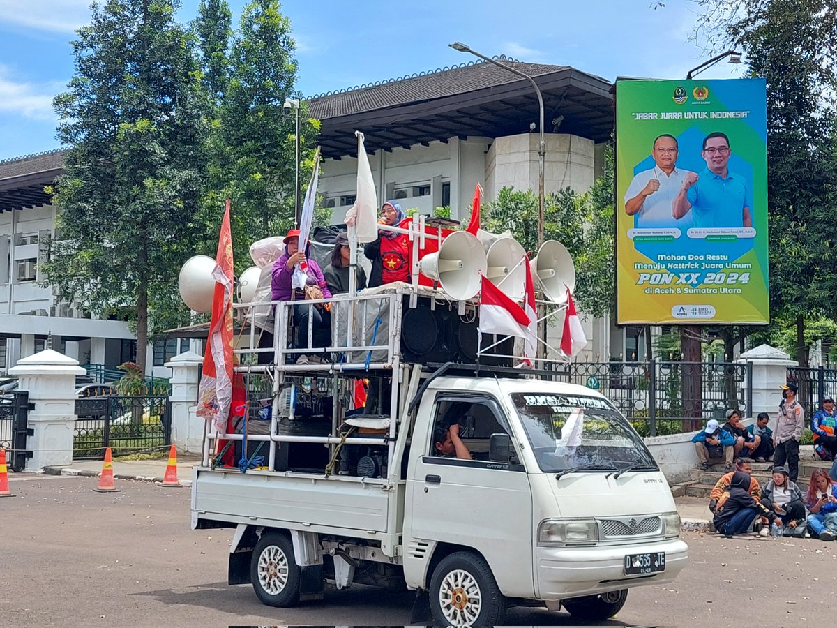 simpulpuan's tweet photo. Terima kasih untuk semuanya yang sudah turun ke jalan hari ini! Ingat, perjuangan kita belum selesai sampai sini. Mari terus menyimpul semangat dan jaringan untuk pembebasan perempuan!

Hancurkan patriarki!
Hentikan diskriminasi!
Salam setara! 💪💜

#InternationalWomensDay2023 https://t.co/Ipo3cC5PWC