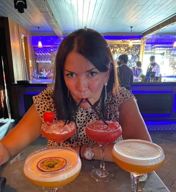ClaireRob23's tweet photo. @WeAreMV_ This is my AMAZING Friend Sarah she lost her soul mate Nick 2 years ago she is now raising their beautiful daughters whilst running a roofing business and has had so many things thrown at her but still always genuinely checks you’re ok 💖💖 https://t.co/MtEGH9l663