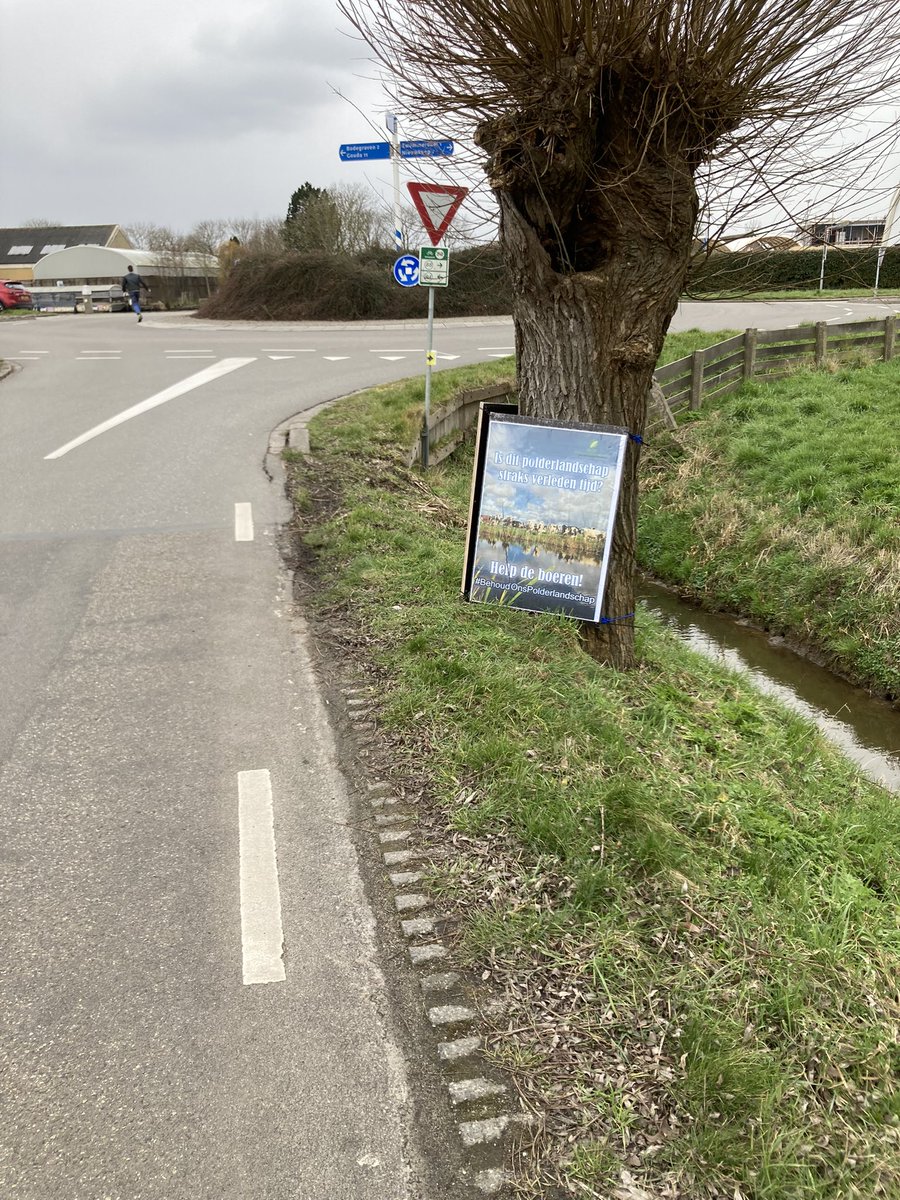 Geen idee van welke kant minister Adema vandaag de Meije inrijdt, maar de BOP #BehousOnsPolderlandschap heeft ervoor gezorgd dat hij de borden niet kan missen. Veel bewoners vd Meije hebben de poster opgehangen in tuin of aan raam. Ook zij willen de boeren niet kwijt!