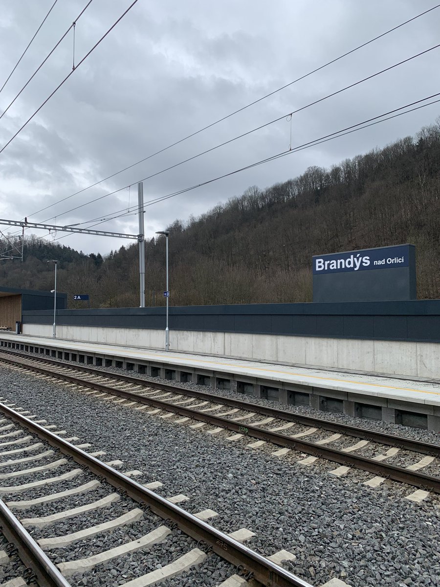 VilemBranda's tweet photo. Na hlavním žel. koridoru mezi Chocní a Ústím nad Orlicí začala poslední velká výluka reg. vlaků. Modernizace 10km úseku Brandýs-Ústí finišuje. Renovací prochází koleje, trakce, mosty i stanice v Brandýse. Hotovo bude v létě. Průběh sanace v reportáži ➡️ https://t.co/Q4L7Y6camx https://t.co/1Of2yw8hvw