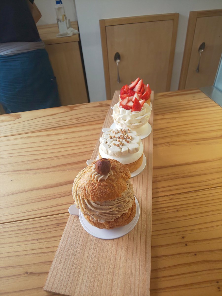 ame_wimper0214's tweet photo. 鳥取の山奥に
素敵なフランス人パティシエさんが作る
美しすぎるケーキを買いに行ったの🍰
何見ても美味しそうすぎて
破産するかと思った♥
イートインスペースないから
近くの駅で食べたという😂
(少しでもフレッシュなときに
食べたかった😂)
美味しすぎた💕
幸せ♥
#鳥取
#シェベン
#chezben https://t.co/kIu6loYlb0