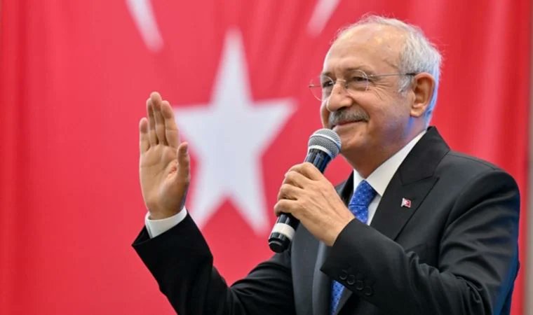 Azarlamayan...
Ayrıştırmayan...
Ötekileştirmeyen...
Dostça konuşan...
Kırmadan, incitmeden...
Gönülleri gözeterek meramını ifade eden...
Kapsayıcı...
Çağırıcı...
Birleştirici...
Barıştırıcı bu dili...
Kabul edin çoğumuz özledik...
Tekrar hayırlı olsun...
Hepimize...
#secim2023