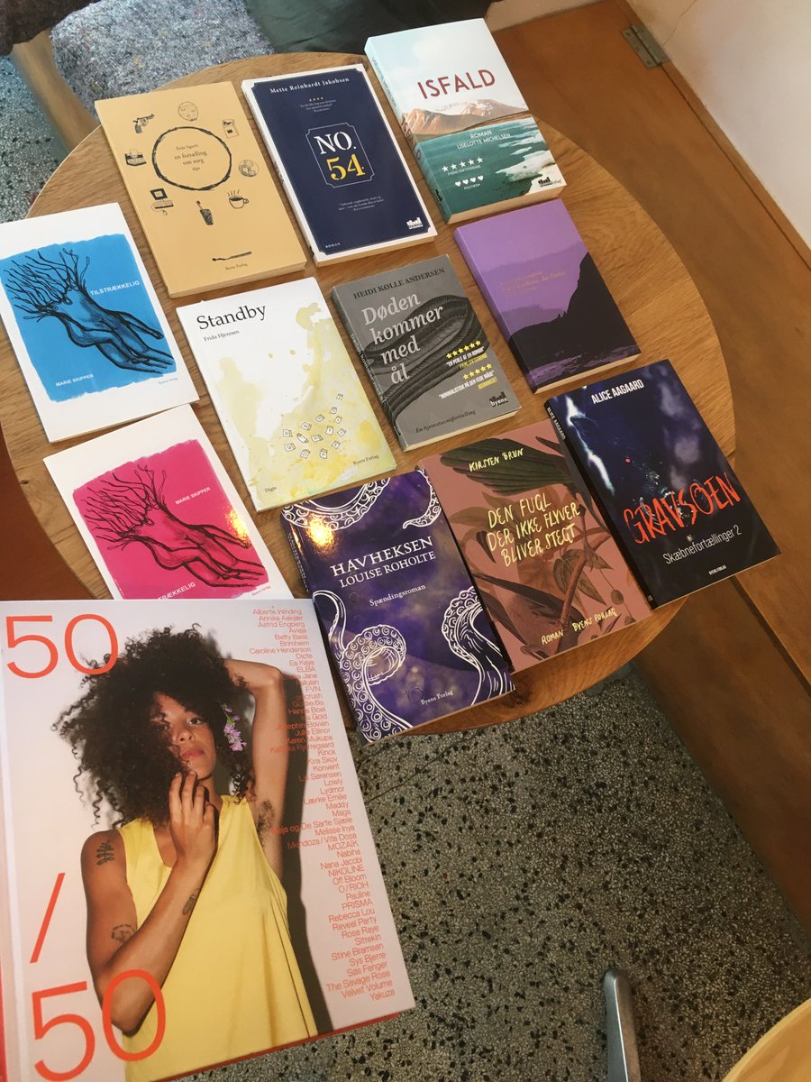 ByensForlag's tweet photo. What the hell, det er kun #KvindernesKampdag en gang om året. Så her endnu en stak fantastisk skønlitteratur af kvindelige forfattere – og et manifest af en fotobog om den danske musikbranches kønsulighed ind fra siden. 
Find dem, og flere endnu, her: https://t.co/mA44PDvVjU https://t.co/tjIGAo6fZP