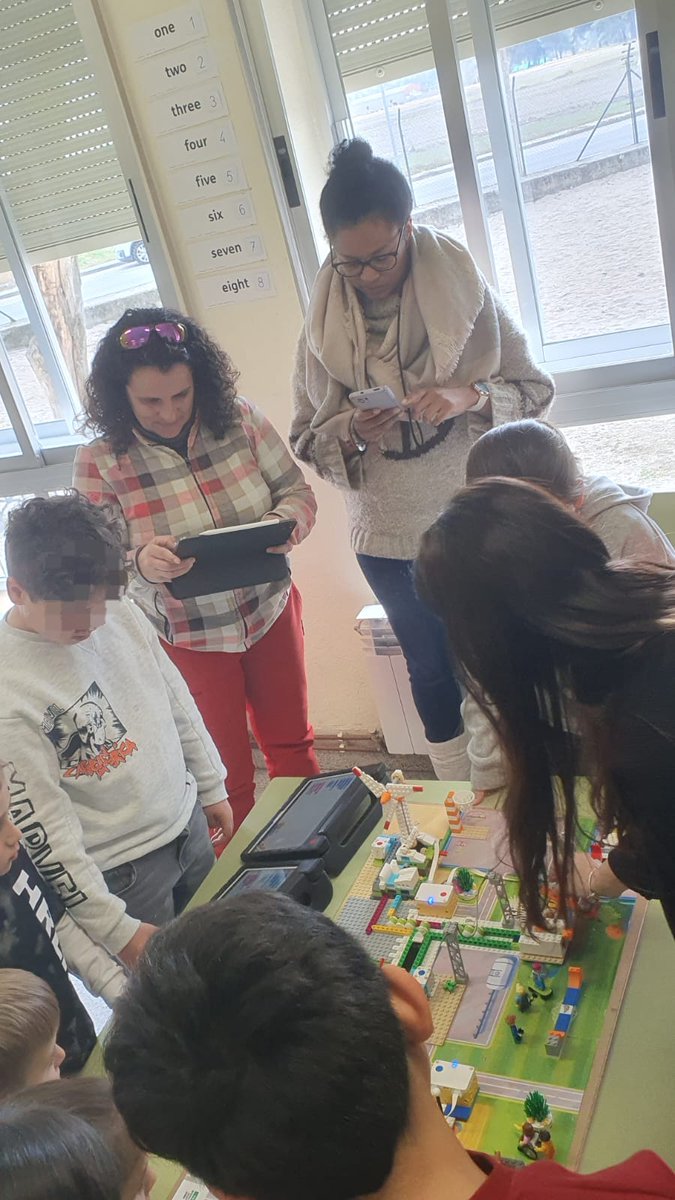 craretama's tweet photo. Hace unos días nos visitaron Marlin👩‍🏫 y Marta👩‍🏫 del @CRApizarral dentro del #PIE_Observación Muchas ideas 💡 compartidas entre CRAs ❤💚💜 y futuras inversiones 😅 @CFIE_Segovia @crfptic @educacyl #formaciónCyL #tiCyL https://t.co/QMn43DvcdA