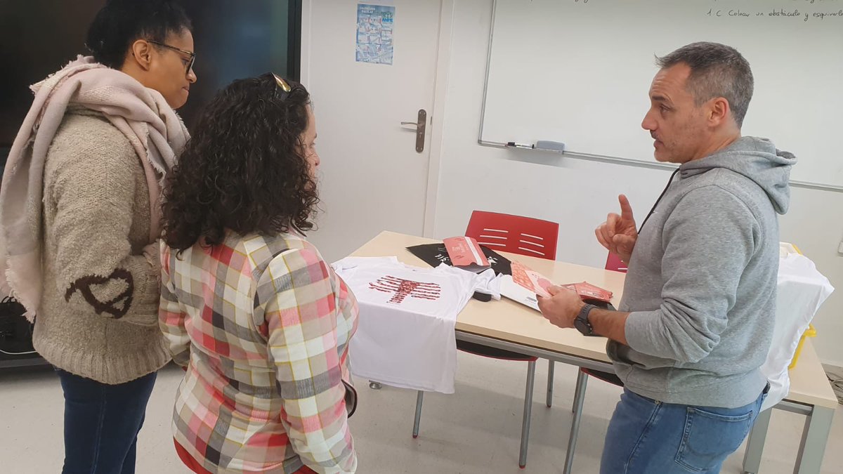 craretama's tweet photo. Hace unos días nos visitaron Marlin👩‍🏫 y Marta👩‍🏫 del @CRApizarral dentro del #PIE_Observación Muchas ideas 💡 compartidas entre CRAs ❤💚💜 y futuras inversiones 😅 @CFIE_Segovia @crfptic @educacyl #formaciónCyL #tiCyL https://t.co/QMn43DvcdA