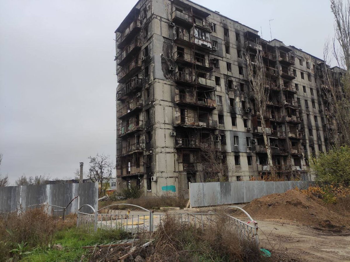 khorniatkokavy's tweet photo. Кацапи вирішили знести ще одну багатоповерхівку.У підвалі було 200 тіл загиблих маріупольців – дістали лише близько 70 тіл, які були цілі. А далі – зрівняли місце свого злочину з землею, поховавши рештки людей під будівельним сміттям.

НЕНАВИДЖУ. https://t.co/xiThLeHp4P