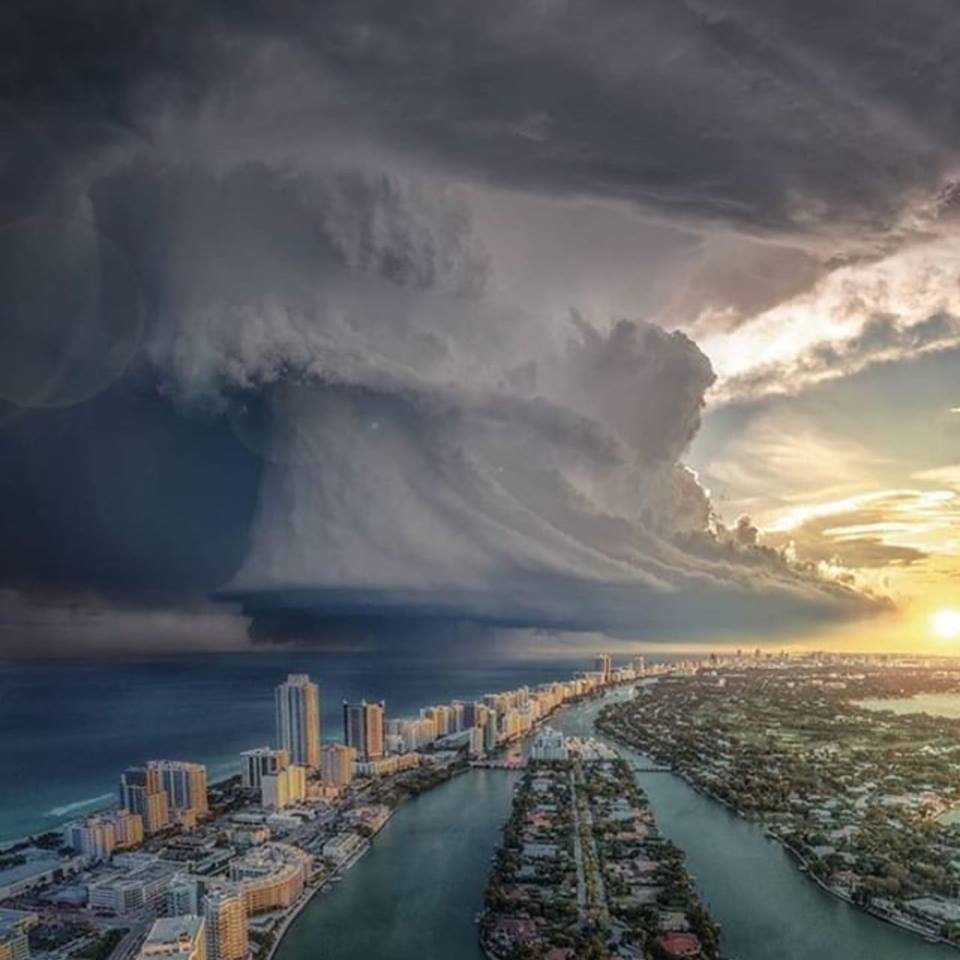 Un nuage apocalyptique au-dessus de Miami

#météo #physique #findumonde #Clouds #Nuage #Météorologie #Meteorology #weather #nature #naturelovers
