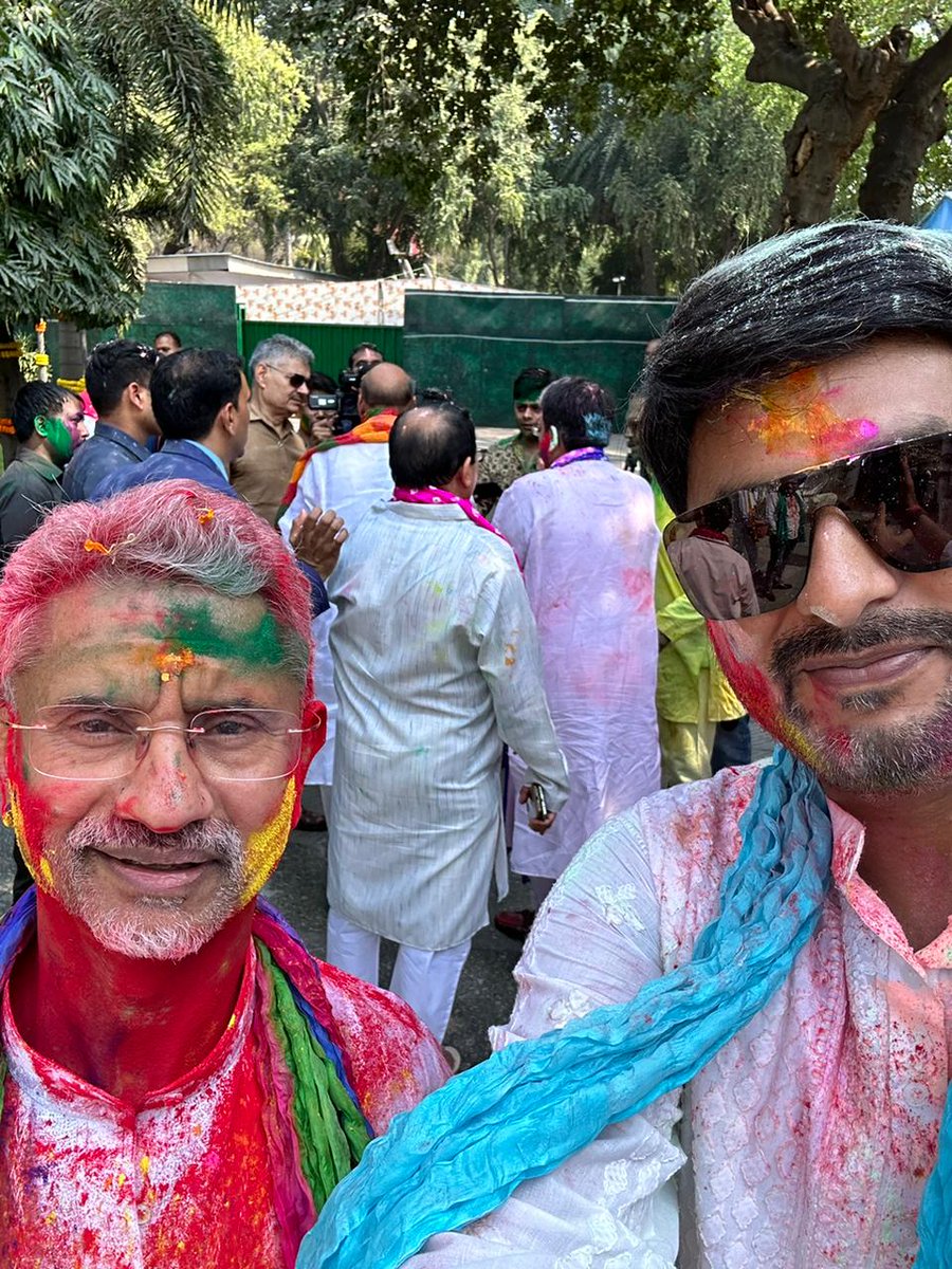 NeerajSinghSays's tweet photo. होली के शुभ अवसर पर केंद्रीय मंत्री, सांसद, यूएस प्रतिनिधिमंडल व आये हुए अतिथियों को अपने दिल्ली आवास पर होस्ट किया व होली का पर्व मनाया।।

इस मौके पर Gian Raimondo (Commerce Secretary of US Goverment) ,पीयूष गोयल जी, एस जयशंकर जी, अनुराग ठाकुर जी, मीनाक्षी लेखी जी, किरण रिजिजू जी, मनोज तिवारी जी, राजीव चंद्रशेखर जी, डॉक्टर हर्षवर्धन जी, हंसराज हंस जी आदि मुख्य रूप से उपस्थित रहे।।