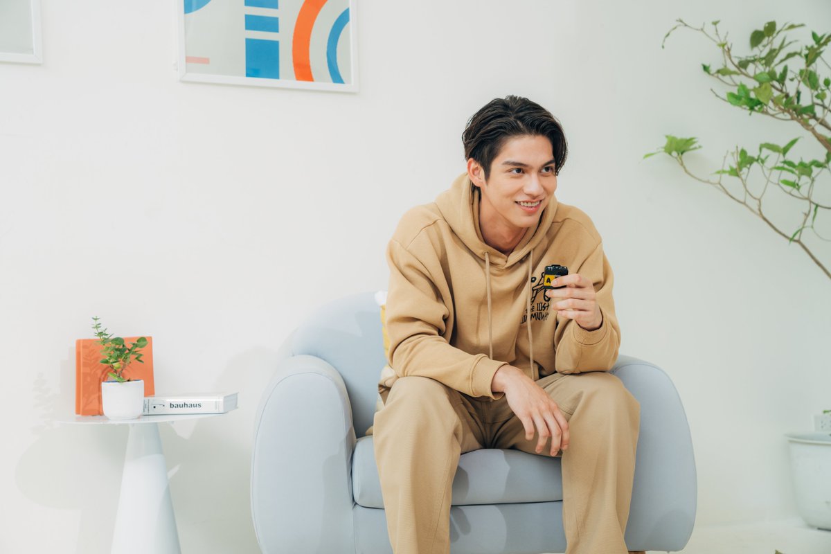 SamsungThailand's tweet photo. แวะมาแจกความสดใส ภาพเบื้องหลังการถ่ายทำ #GalaxyA235GxBright เร็วๆ นี้เตรียมมาอบอุ่นกันต่อกับภาพบรรยากาศงาน #SilverBrightDay ไหนใครรออยู่บ้าง รีทวิตรัวๆ เลย เพราะ @bbrightvc น่ารักอย่างแรง!! #GalaxyA23 https://t.co/mg0GSgrV05