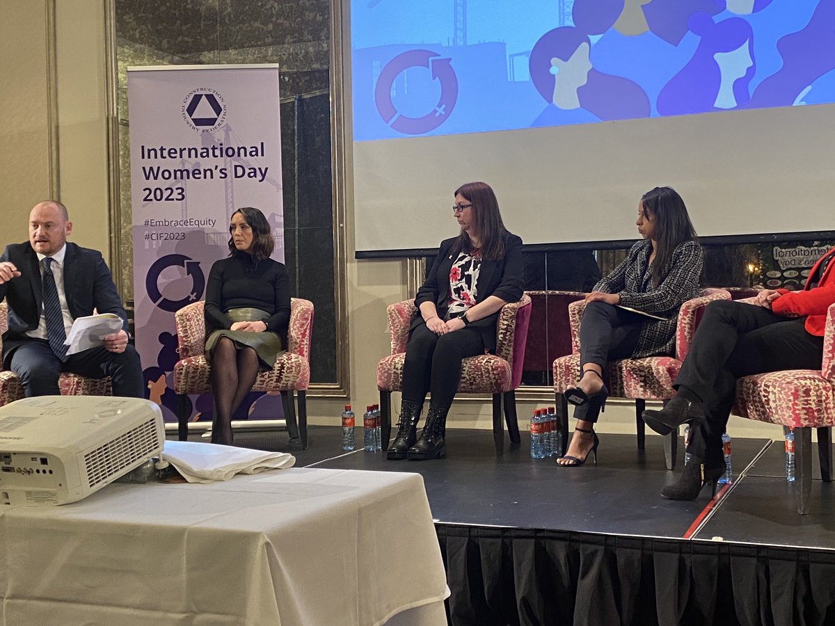 Paul Sheridan discusses sustainability with Lorraine, Anne, Sinead and Ana Paula at CIF IWD ⁦<a href="/CIF_Ireland/">Construction Industry Federation (CIF)</a>⁩ ⁦<a href="/GlenveaghHomes/">Glenveagh Homes</a>⁩ ⁦<a href="/JohnSiskandSon/">John Sisk & Son</a>⁩ ⁦<a href="/bennettconstr/">Bennett Construction</a>⁩ <a href="/CIF2023/">CIF STATE 2023</a>